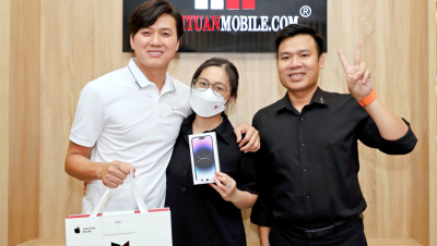Anh Vi Cá Quách Ngọc Tuyên dắt vợ sắm iPhone 14 Pro Max