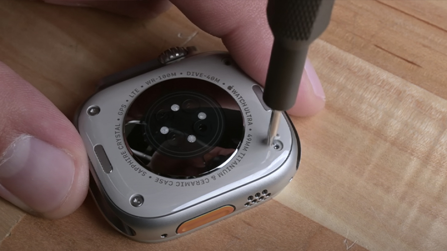 Apple Watch Ultra có thiết kết ốc vít bên ngoài nhưng vẫn khó sửa chữa