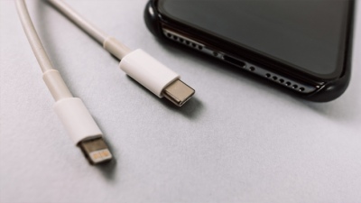 Bạn thích iPhone có cổng USB-C, Lightning hay hoàn toàn không dây?