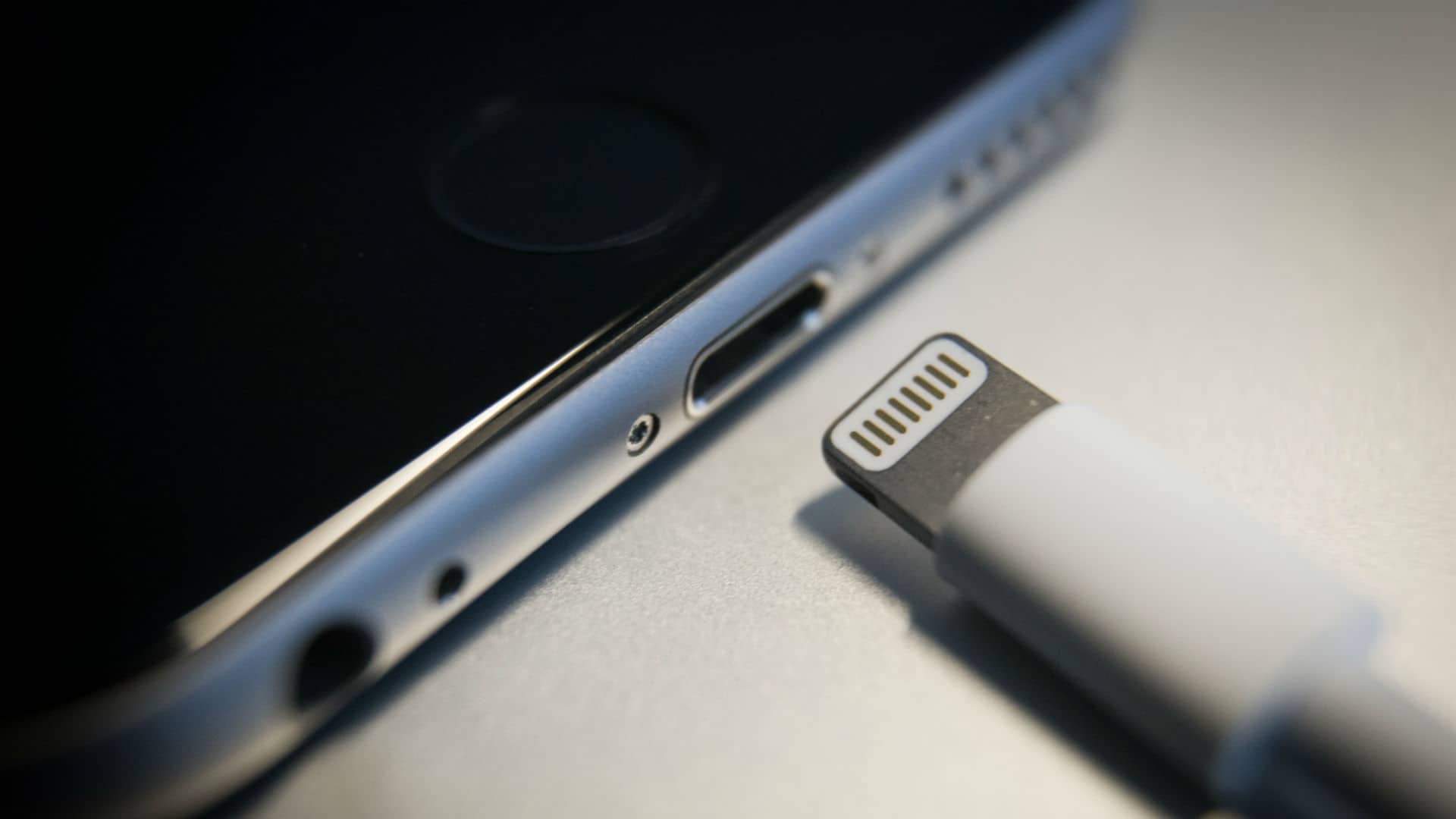 Tại sao Apple mãi cố chấp, không chịu từ bỏ cổng Lightning trên những chiếc iPhone của mình?