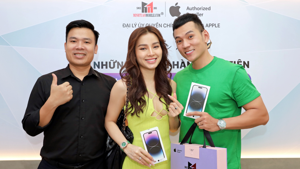 Lý Bình & Phương Trinh Jolie tình tứ rinh iPhone 14 Pro Max