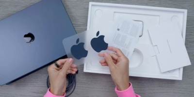 MacBook Air M2 được đi kèm với sticker Apple, có thêm màu Midnight và Starlight