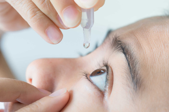 Sử dụng thuốc nhỏ mắt giúp giảm mỏi mắt