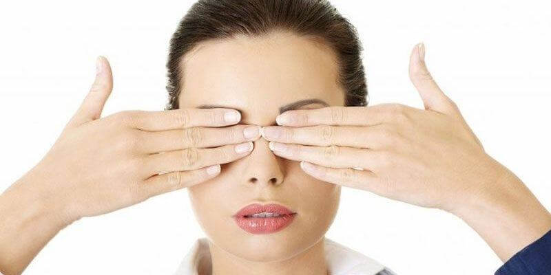 Massage mắt cho mắt thư giãn