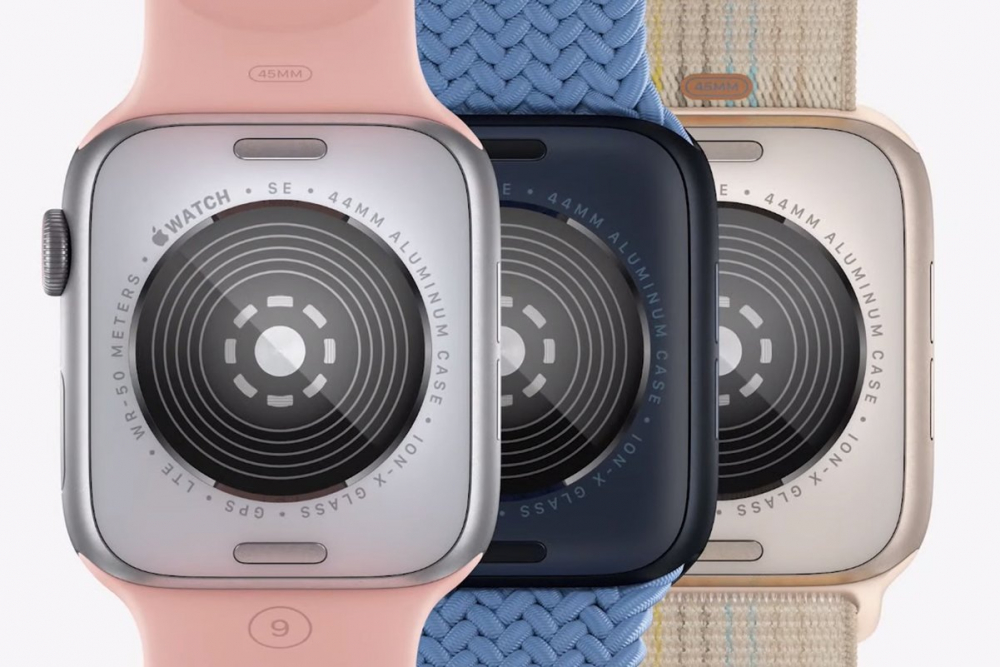 Về thiết kế, Apple Watch SE 2022 vẫn giữ 2 kích cỡ 40mm và 44mm khác với Apple Watch S8 là 41mm và 45mm. Vì là dòng sản phẩm bình dân nên Apple chỉ duy trì phiên bản vỏ nhôm và vỏ sau được thiết kế lại theo quy trình sản xuất mới giúp máy giảm lượng khí thải carbon lên đến hơn 80%.
