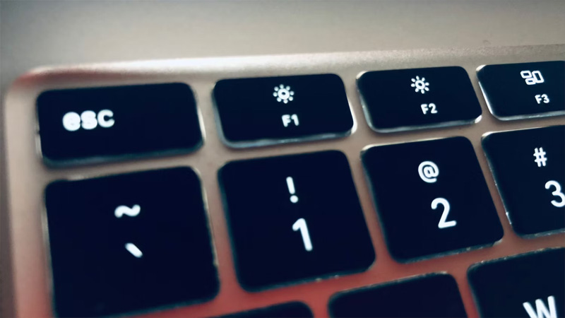Tắt màn hình MacBook của bạn bằng các nút bàn phím
