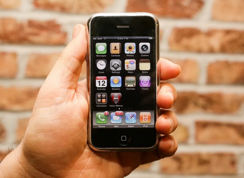iPhone đầu tiên (năm 2007)
