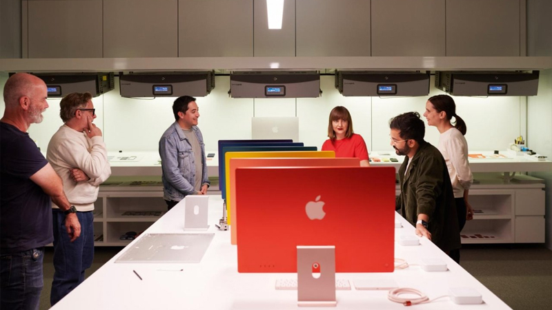 Evans Hankey (áo đỏ, đằng sau iMac) dẫn đầu một cuộc thảo luận về thiết kế tại Apple Park