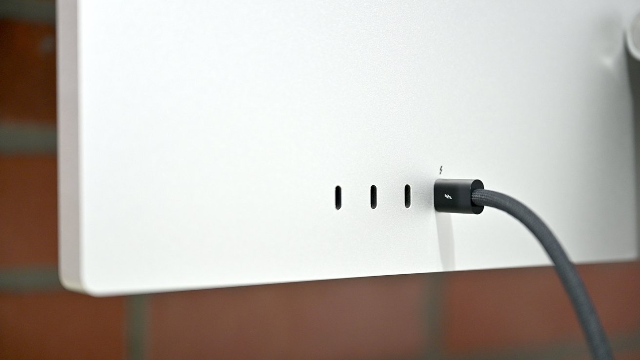 Mặt sau của Studio Display có ba cổng USB-C để kết nối với ổ cứng ngoài hoặc phụ kiện; ngoài ra cũng có 1 cổng Thunderbolt cho phép bạn kết nối MacBook của mình với màn hình Apple.