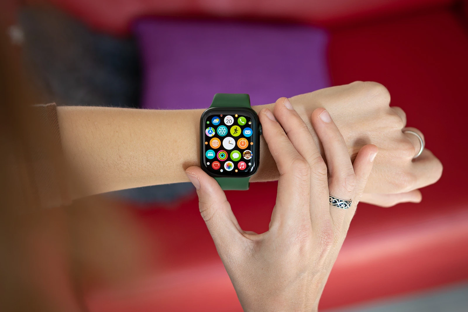Apple Watch Series 7 và SE là những chiếc đồng hồ thông minh bán chạy nhất thế giới trong Q1 - hình