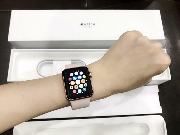 Apple Watch S3 viền nhôm dây cao su sở hữu màn hình công nghệ OLED cho khả năng hiển thị rõ ràng, sắc nét.