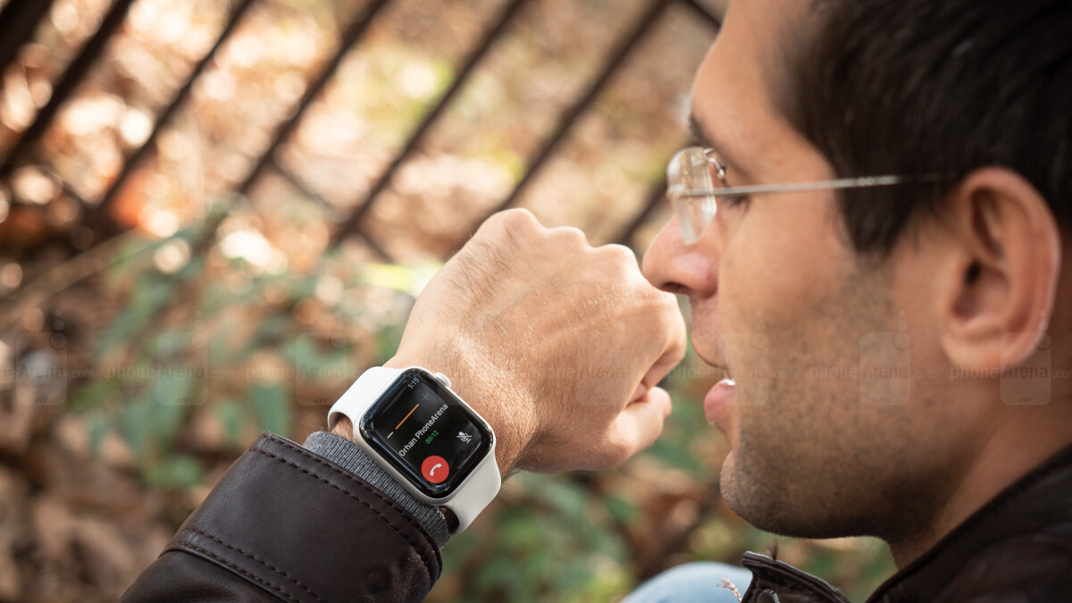 So với Apple Watch S3, Apple Watch S4 có thiết kế mỏng nhẹ và các phiên bản màn hình được nâng cấp hơn đến 2 inch, giúp việc nhận tin nhắn, xử lý các tác vụ dễ dàng và thuận tiện hơn.