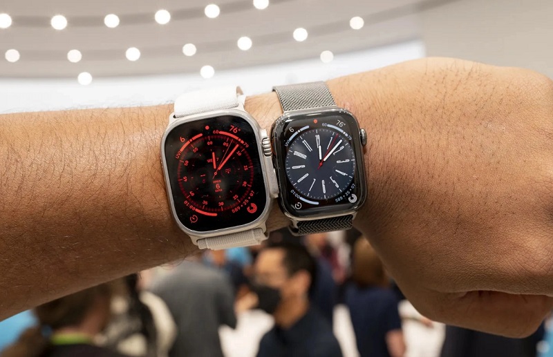 Apple Watch Ultra (bên trái) có kiểu dáng cứng cáp, mạnh mẽ và hầm hố hơn 