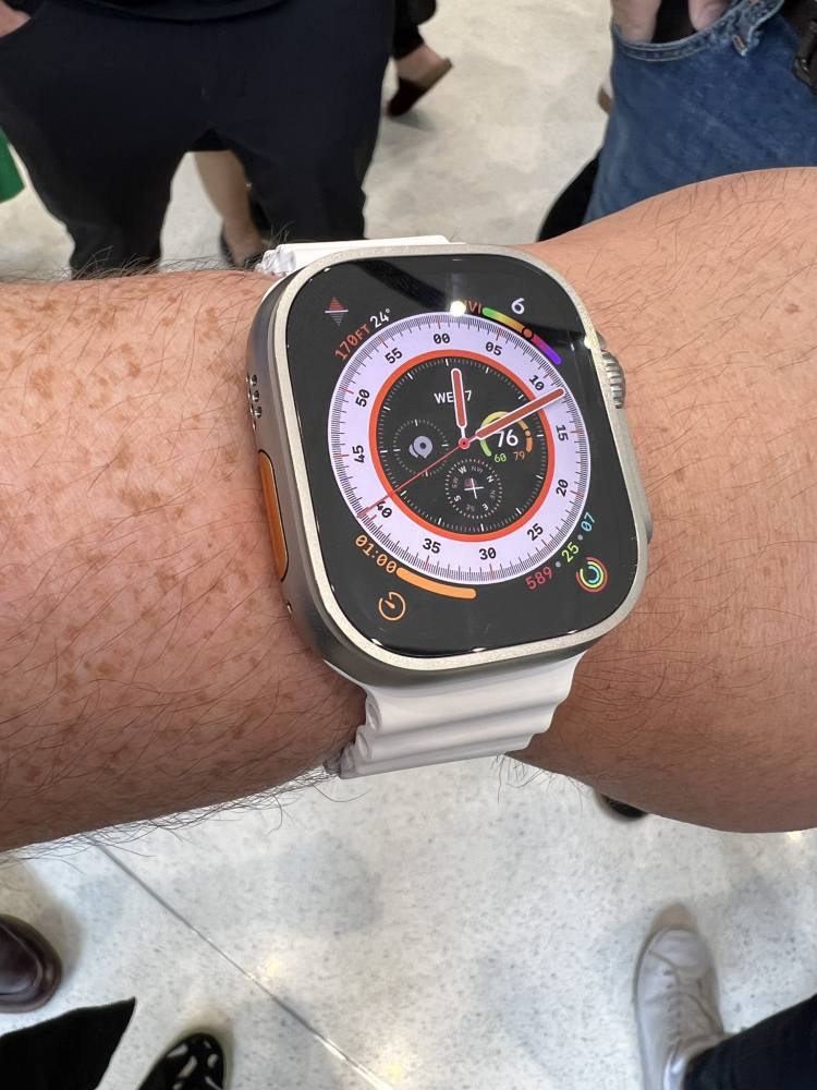 Trên tay Apple Watch Ultra mới của Apple 