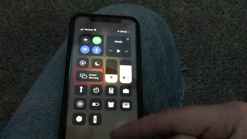 Chọn chức năng AirPlay hoặc Screen Mirroring trên iphone