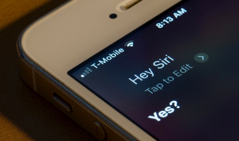 bắt đầu đánh thức Siri bằng câu lệnh “Hey Siri”, hoặc bạn có thể nhấn và giữ nút Home cho đến khi nào Siri hiện lên.