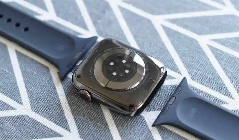 Tháo Apple Watch ra khỏi cổ tay, rồi bạn tháo rời phần mặt đồng hồ và dây đeo.