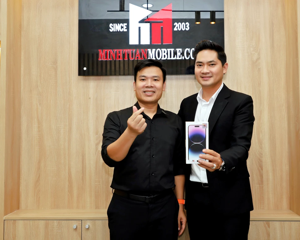 Diễn viên Minh Luân chuẩn soái ca dắt bạn gái mua iPhone 14 Pro Max