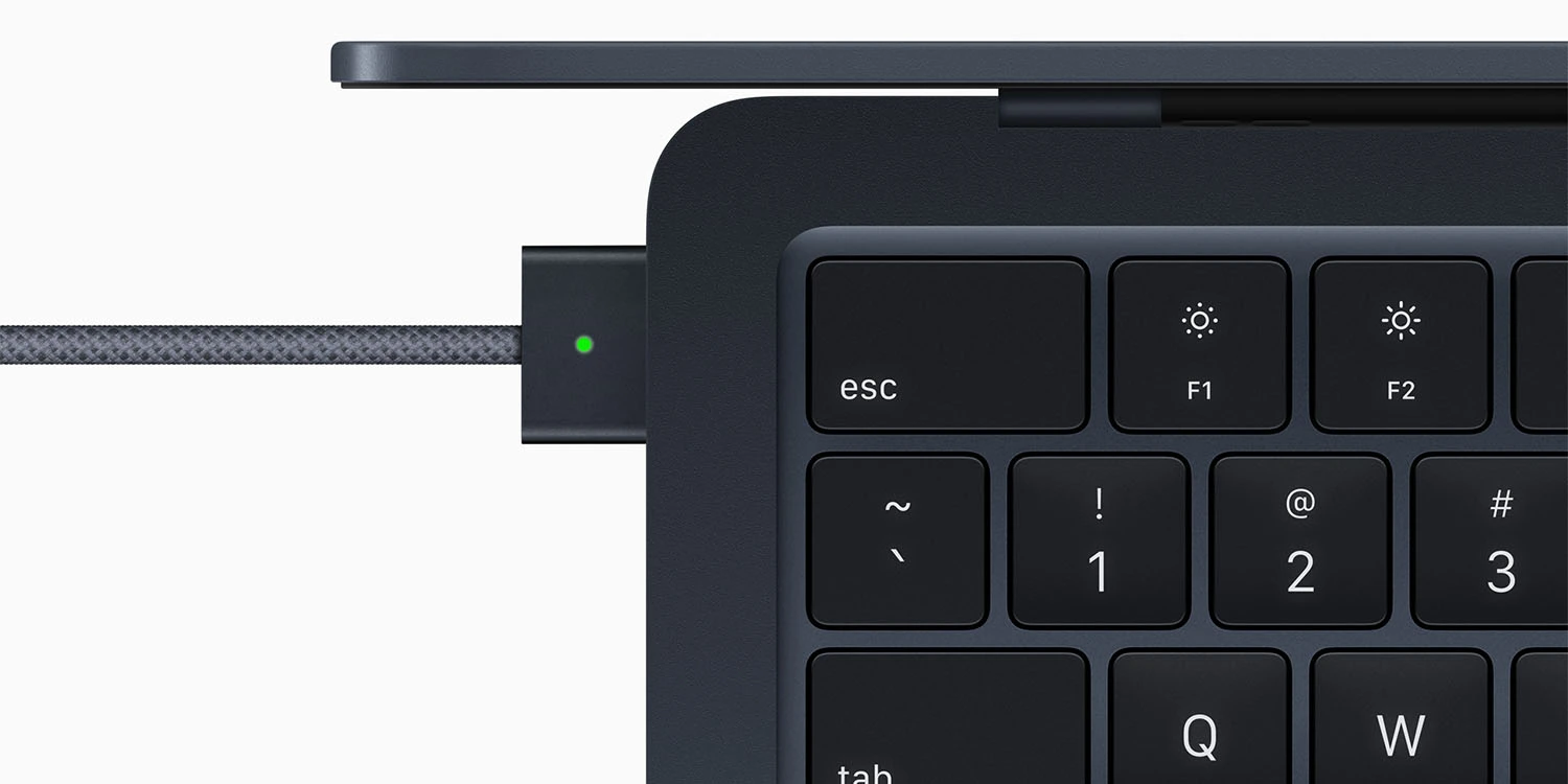 Ngoài cổng Thunderbolt, Apple còn bổ sung bộ sạc MagSafe cho máy tính