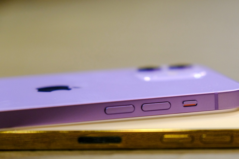 Cạnh phẳng trên iPhone 12 màu tím