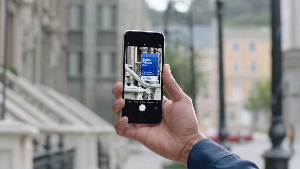 iPhone SE 3 mới vẫn có một camera sau duy nhất và một camera trước duy nhất cho FaceTime. Xét về thông số thì camera của iPhone SE 2022 vẫn khá khiêm tốn so với một chiếc smartphone được ra mắt năm 2022. Độ phân giải của camera sau là vào 12 MP, camera selfie là 7 MP.