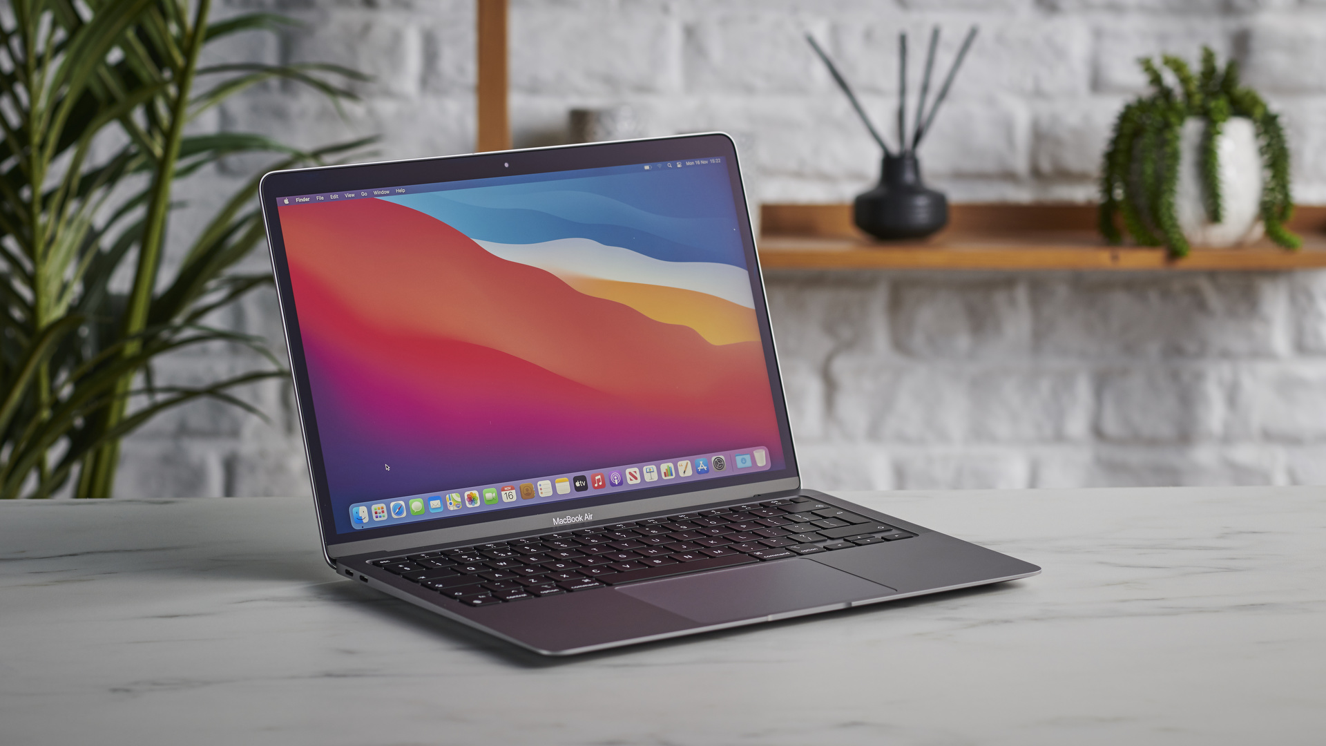 MacBook Air 2017 viền dày, hiển thị màu sắc trung thực