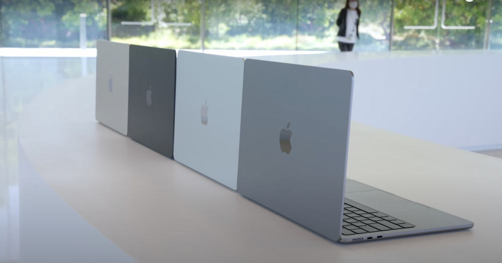 Về màu sắc, phiên bản năm nay 2022 Apple đã cho update thêm màu xanh đậm Midnight độc đáo, màu vàng nhạt và 2 màu bạc, xám quen thuộc, nâng số màu tổng của Macbook Air 2022 lên 4.