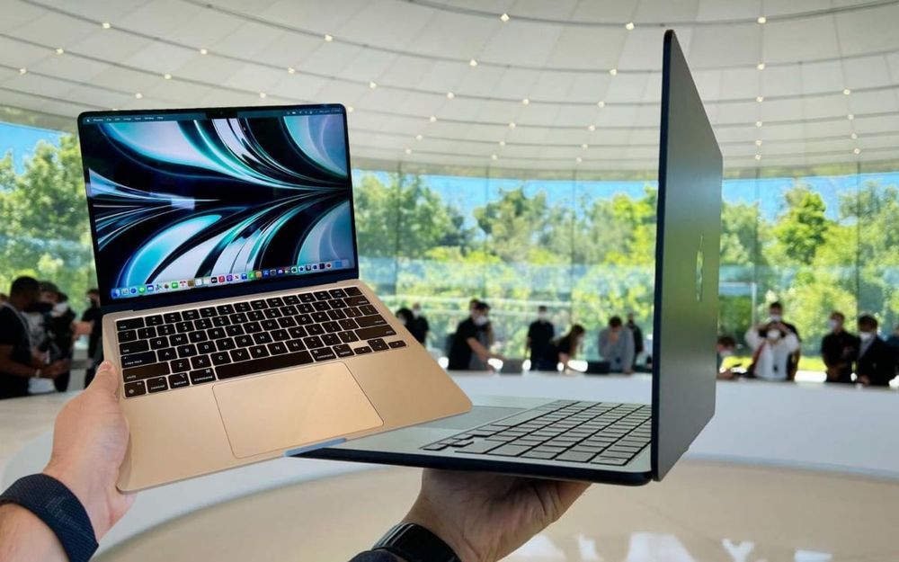 Màn hình của MacBook Air M2 2022 cũng hỗ trợ độ sáng 500 nits, dải màu rộng P3 với 1 tỷ màu. Công nghệ True Tone cũng được tích hợp trong phiên bản Mac Air mới nhất này.
