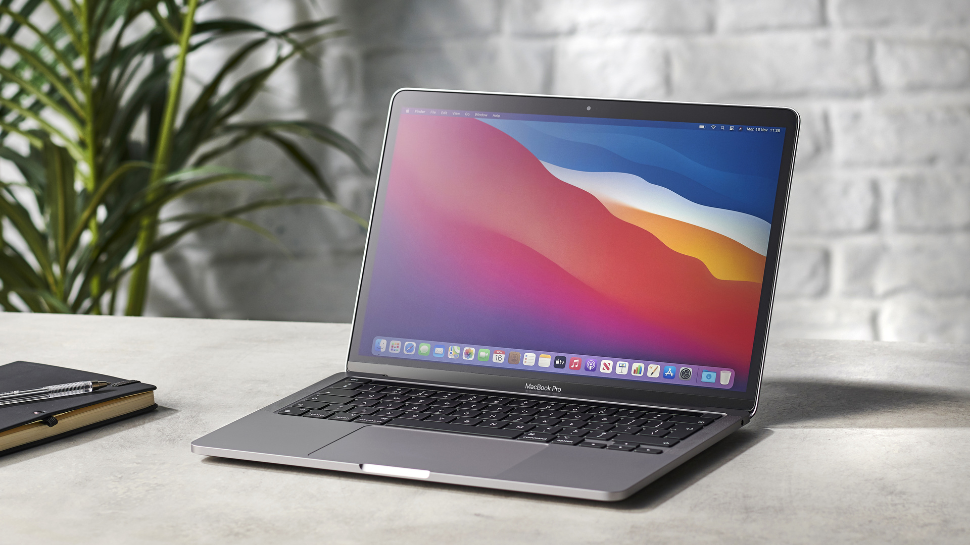 MacBook Pro M1 mới gọn nhẹ và đẹp mắt khi đặt trên bàn