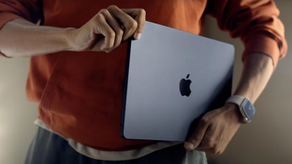 Trong sự kiện WWDC 2022, Apple đã cho ra mắt phiên bản Macbook Pro mới 2022 13 inch với bộ vi xử lý M2 được nâng cấp đáng kể. Trong sự kiện này, Apple cũng cho ra mắt đồng thời Macbook Air M2.