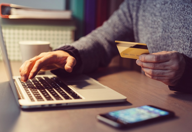Không nên sử dụng thẻ tín dụng của bạn để mua hàng trên các trang web được liên kết trong quảng cáo
