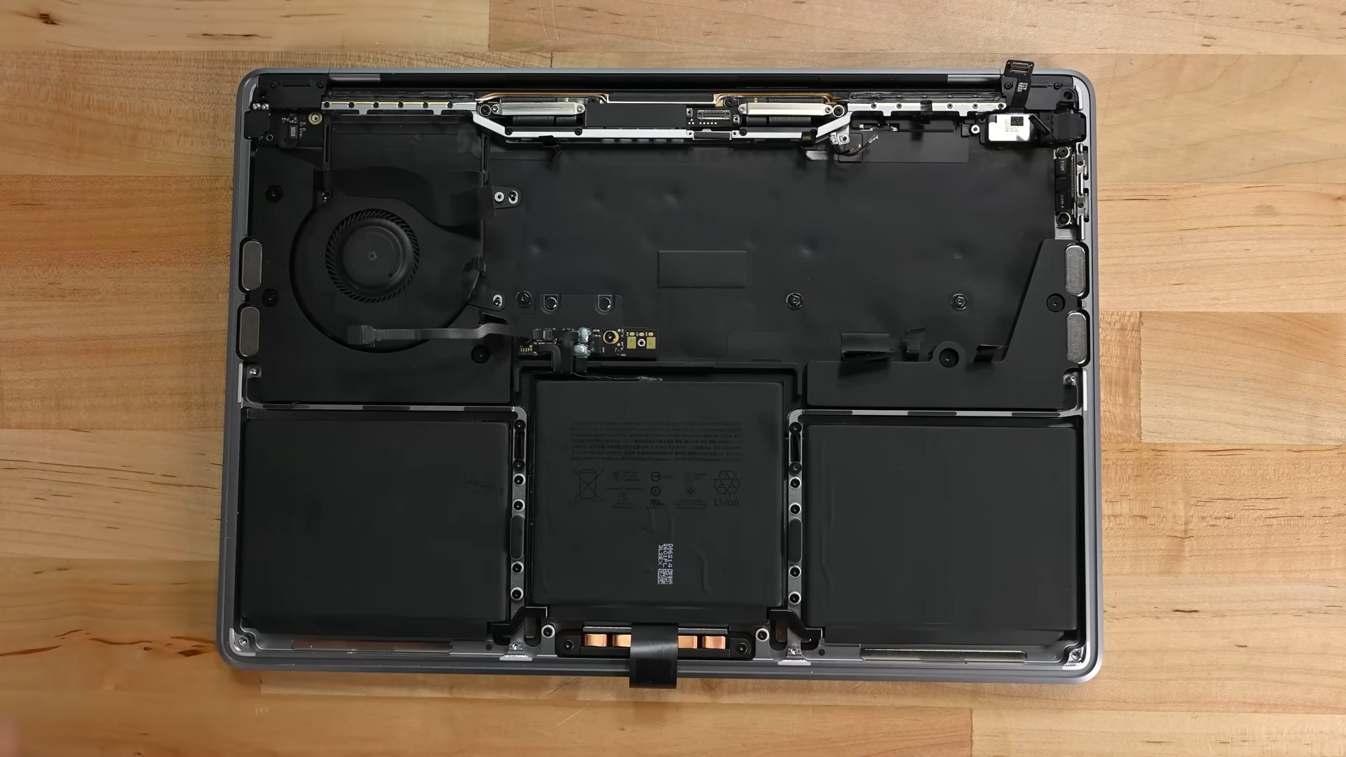 MacBook Pro 13 inch với M2, thấy nó gần giống với M1