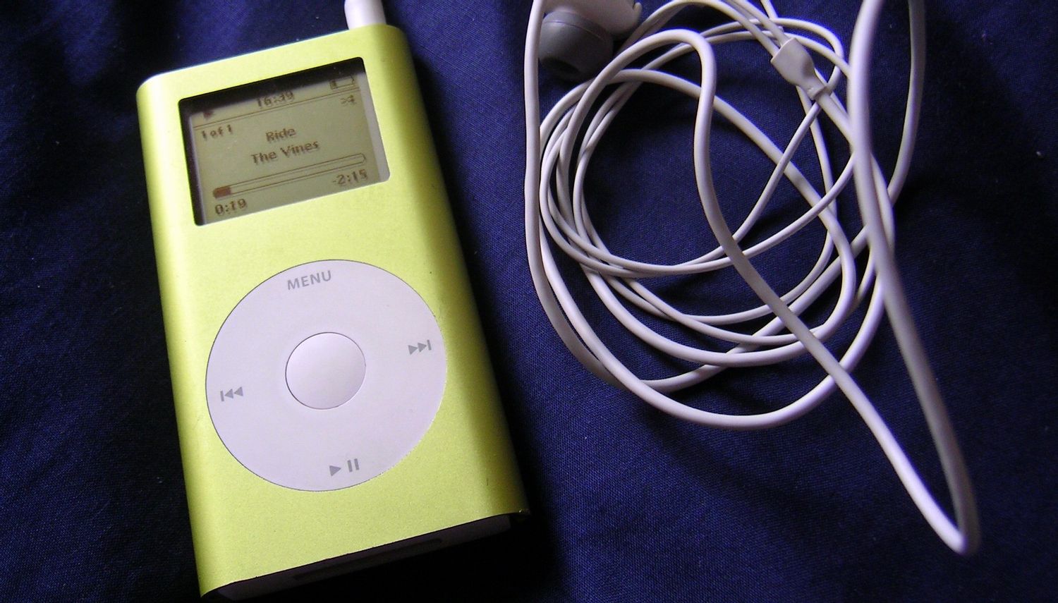 iPod mini được phát hành vào ngày 20 tháng 2 năm 2004