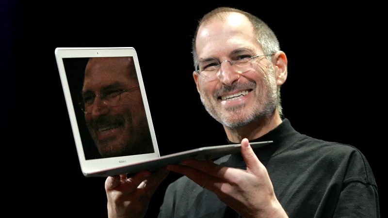 Macbook Air trên tay cố CEO Apple Steve Jobs