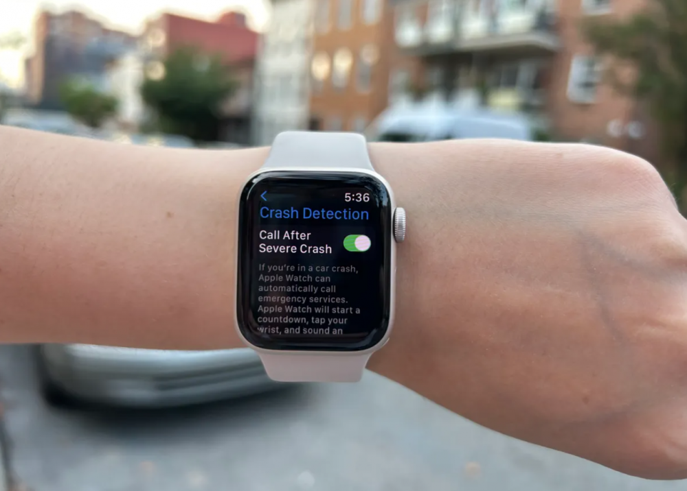 Apple Watch SE 2022 có khả năng chống nước lên đến 50m, giúp việc bơi lội dễ dàng theo dõi được các chỉ số vận động. Phiên bản cũng có các ứng dụng như: đo nhịp tim, đo lượng calo tiêu thụ, đo chu kì kinh nguyệt, theo dõi giấc ngủ... Và đặc biệt hơn là tính năng phát hiện tai nạn từ việc sử dụng các cảm biến khác nhau và micro để phát hiện người dùng có đang gặp vấn đề tai nạn hay không. Tính năng có thể tự động thông báo các dịch vụ khẩn cấp nếu người đeo không phản hồi.