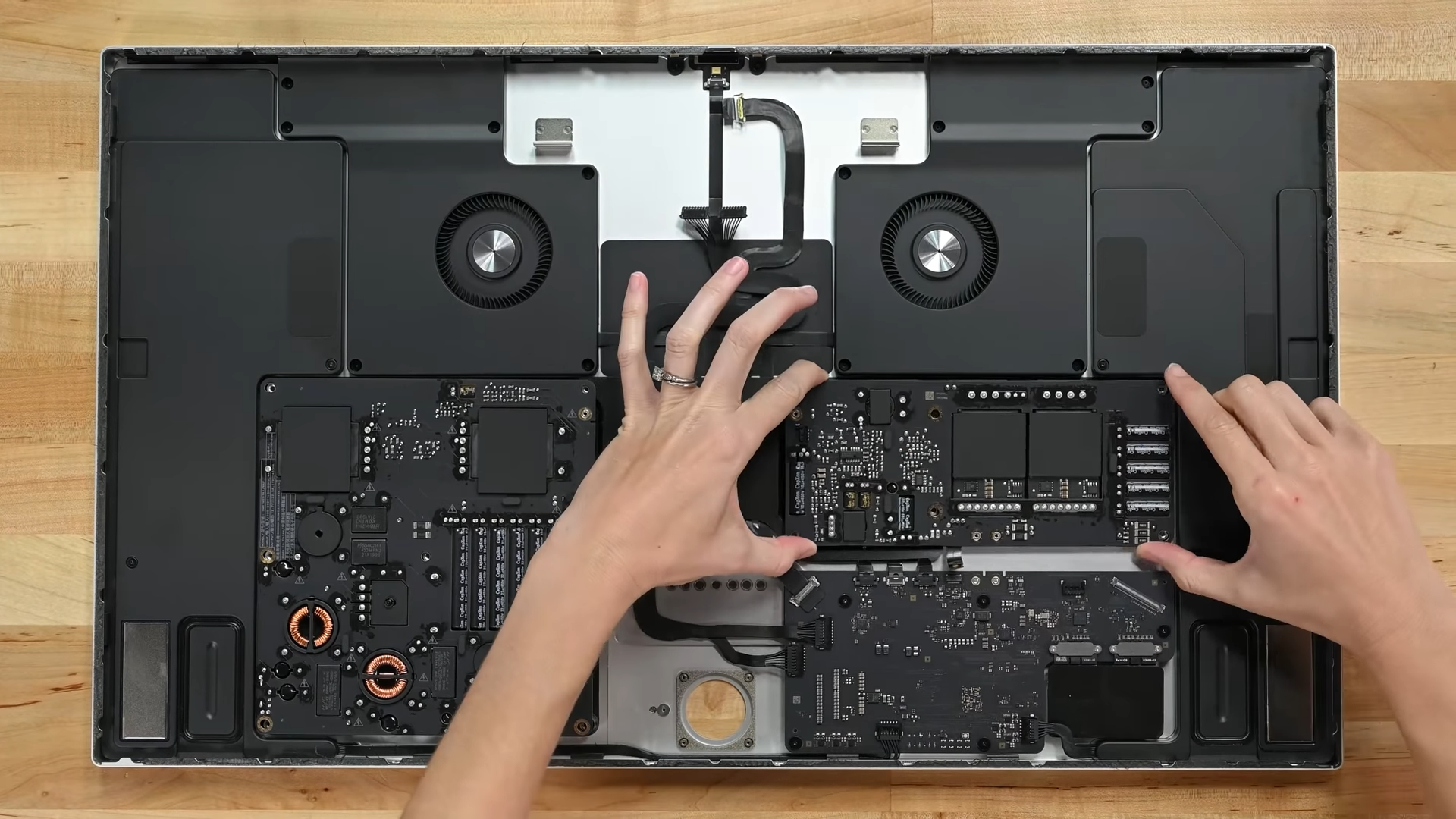 Apple Studio Display tiết lộ các thành phần được đóng gói dày đặc