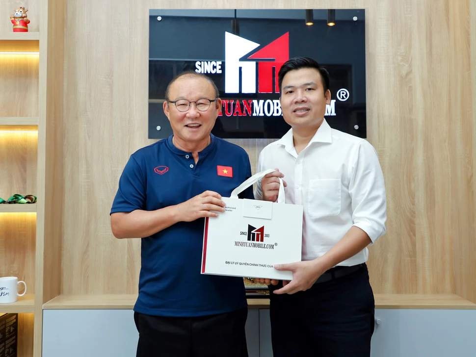 Minh Tuấn Mobile bán iPhone 14 Pro Max cho thầy Park Hang Seo
