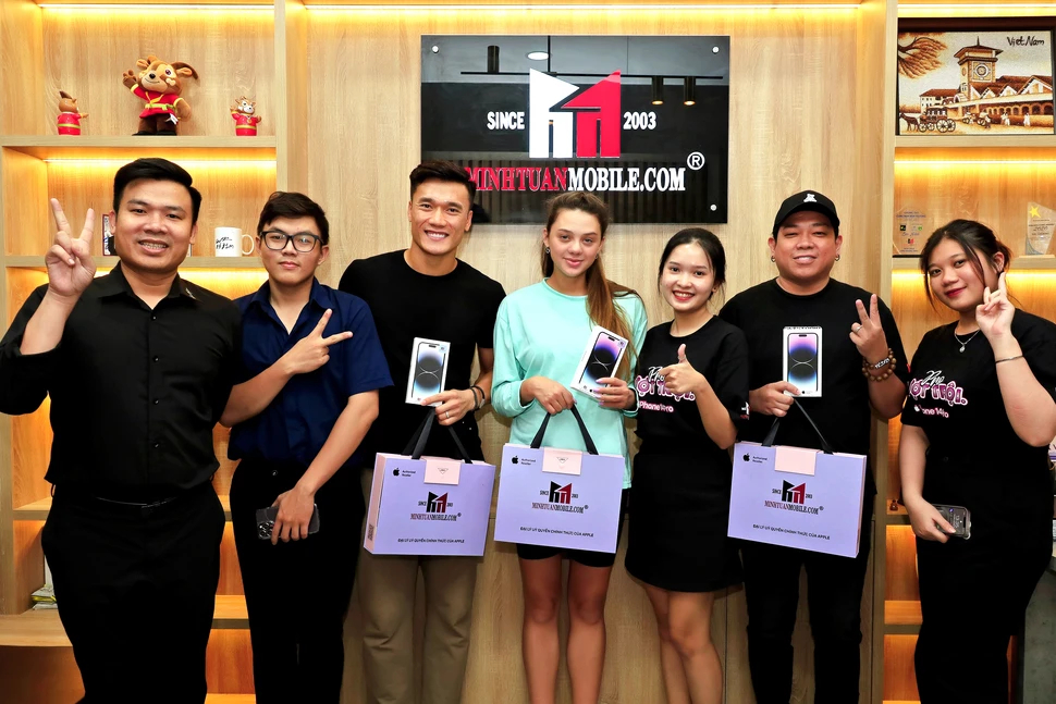 Bùi Tiến Dũng và vợ mua iPhone 14 Pro Max tại Minh Tuấn Mobile