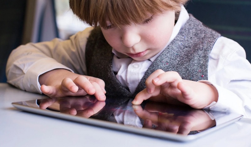 mua iPad cho trẻ giúp bé học và giải trí tốt hơn 