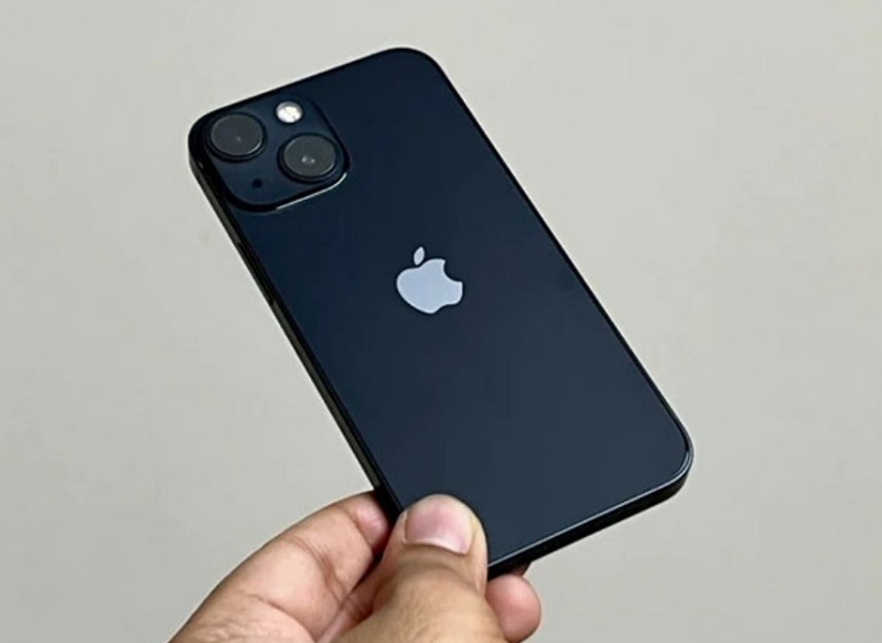 iPhone 13 mini sở hữu gam màu xanh đen mạnh mẽ