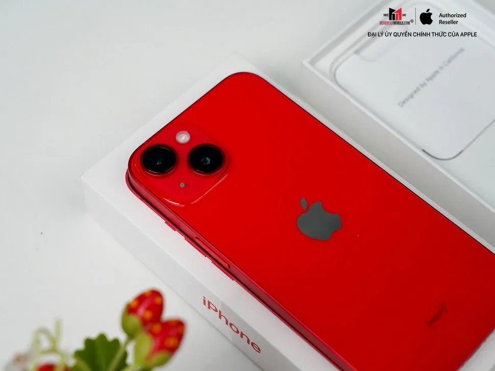 Trên tay iPhone 14 màu đỏ