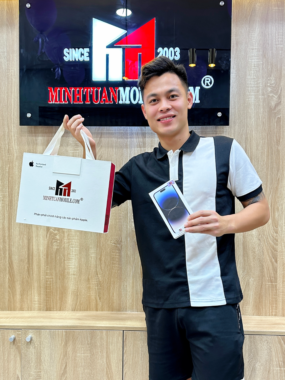 Cầu thủ Nguyễn Đức Chiến chọn iPhone Pro Max màu Silver sang chảnh