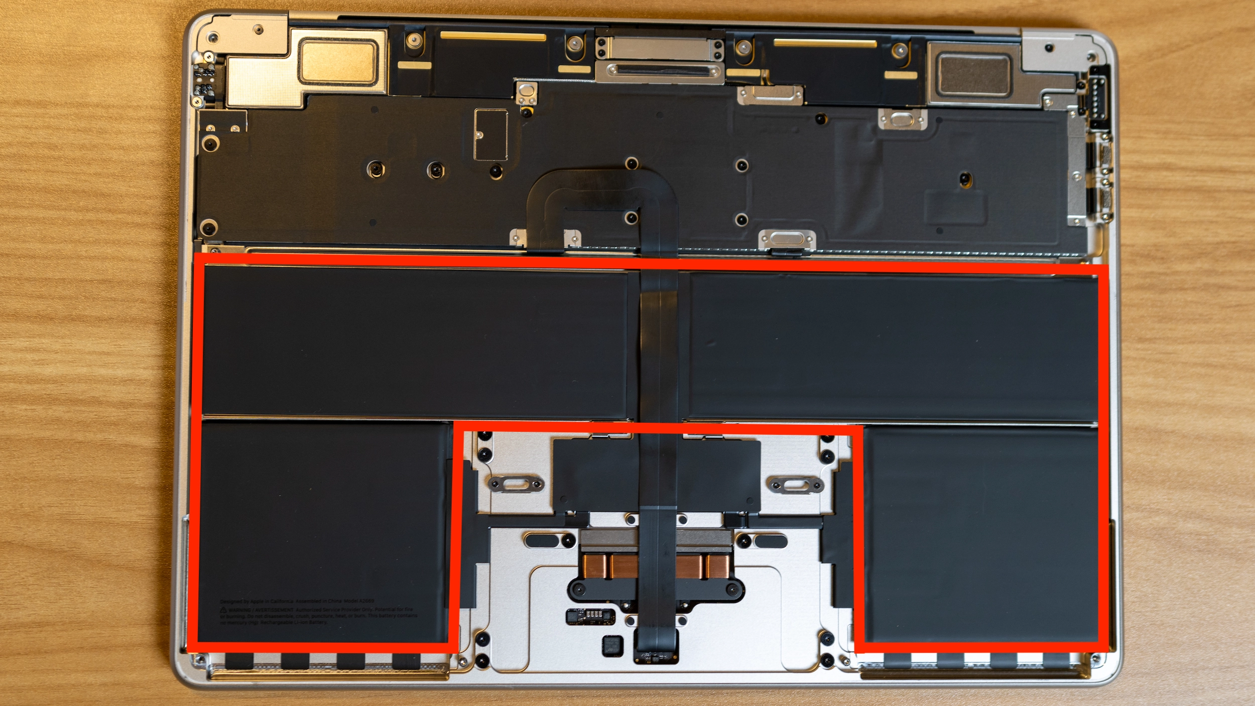 M2 MacBook Air bên trong, với pin được viền màu đỏ