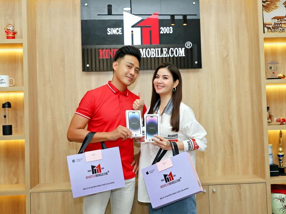 ​  Vợ chồng Kha Ly Thanh Duy sắm iPhone 14 Pro Max