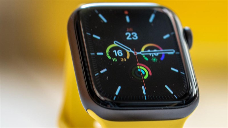 Pin luôn là 1 trong những yếu tố được quan tâm khi dùng SmartWatch, với Apple Watch SE 2022 bạn có thể dùng lên đến 18 tiếng. Máy có kèm cáp sạc từ tính USB-C nhưng vẫn không có khả năng sạc nhanh.