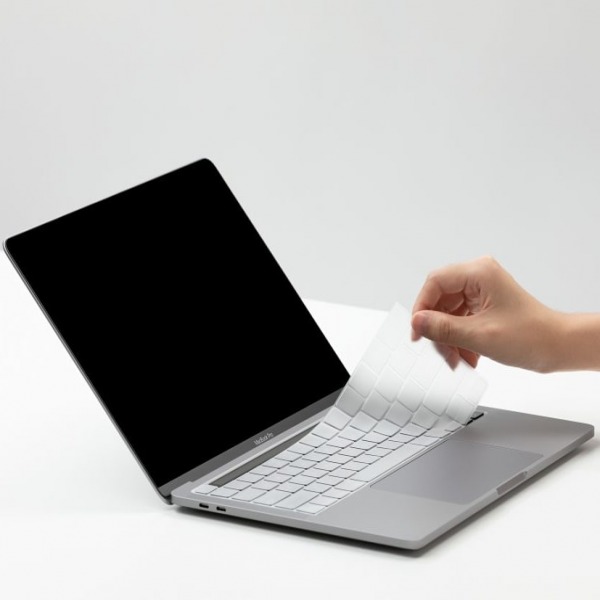 IKC2338TRN - Phủ phím MacBook Pro M2 M1 2020 Innostyle Keyguard Crystal - 6